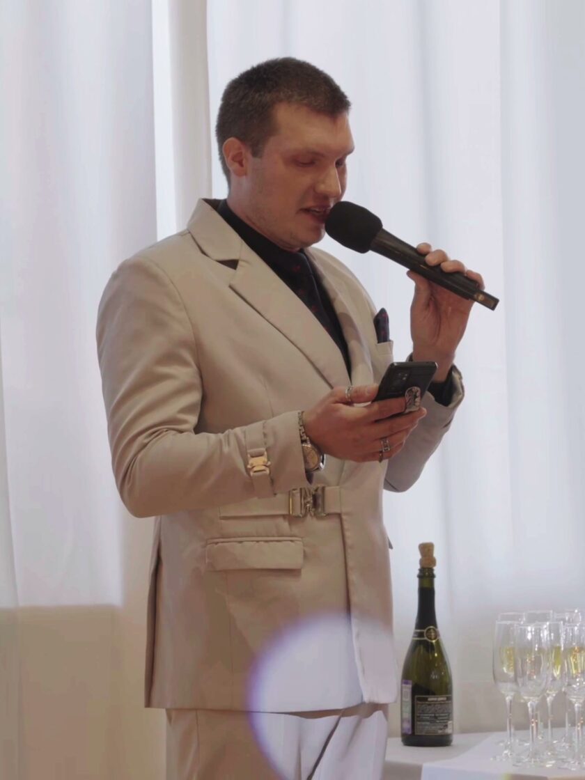 Гость говорит тост в микрофон